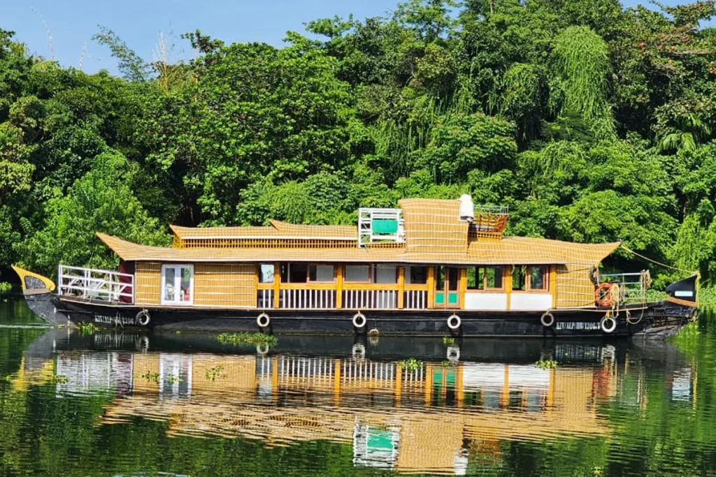 Deluxe houseboats in Alleppey