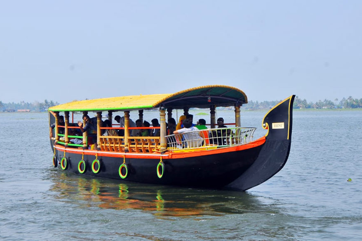 Lunch cruise on a Shikara in Alleppey