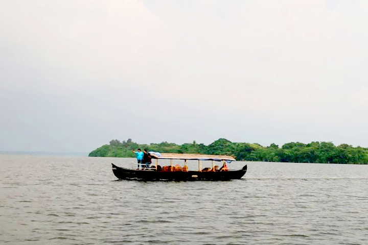 Pathiramanal: the backwater island in Alleppey for Shikara