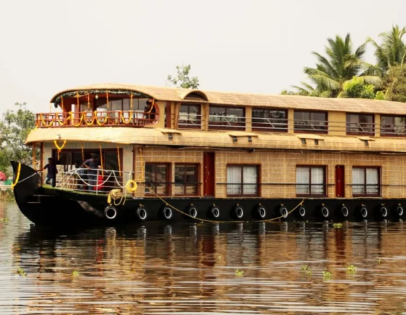4 Bed Room Luxury Houseboat