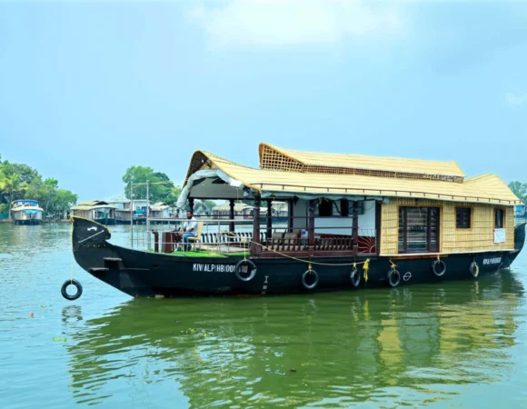 1 Bedroom Deluxe Houseboat