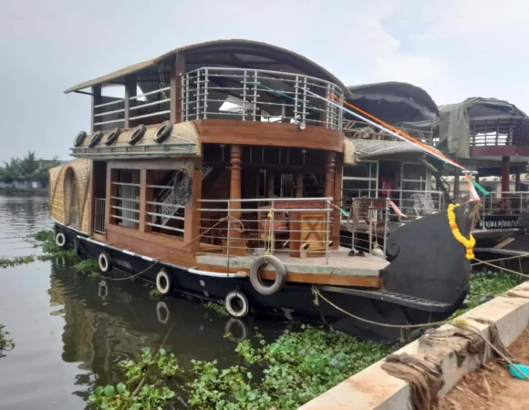 2 Bedroom Deluxe Houseboat