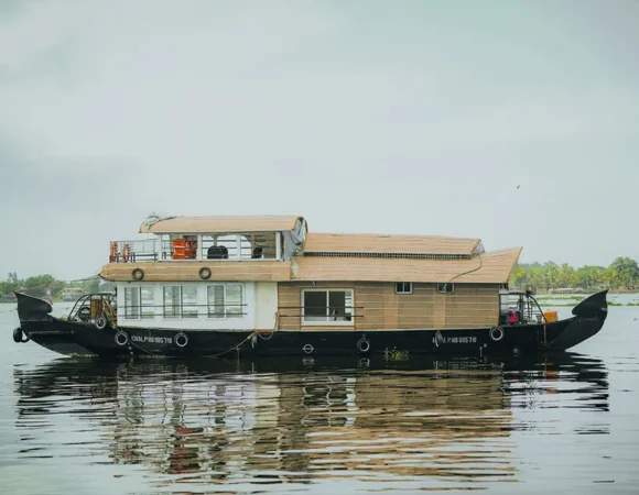 1 Bedroom Luxury Houseboat