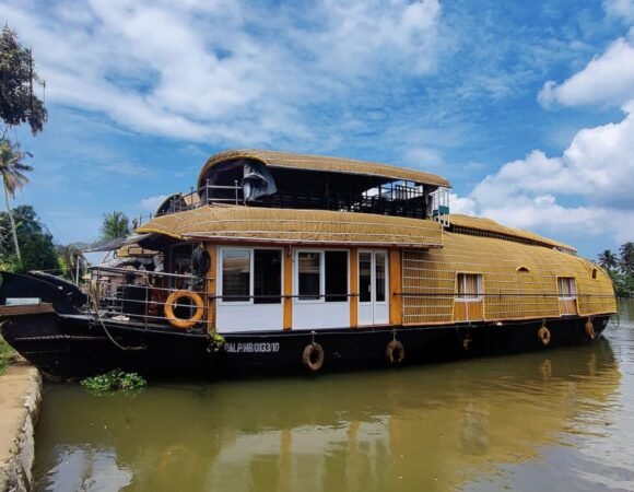 2 Bedroom Premium Houseboat
