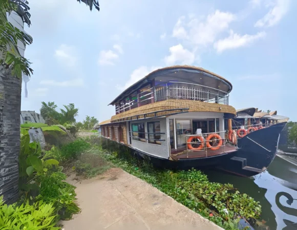 4 Bedroom Luxury Houseboat