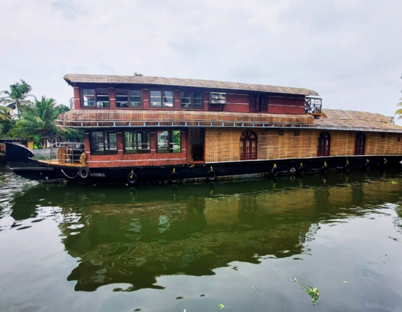 4 Bedroom Premium Houseboat