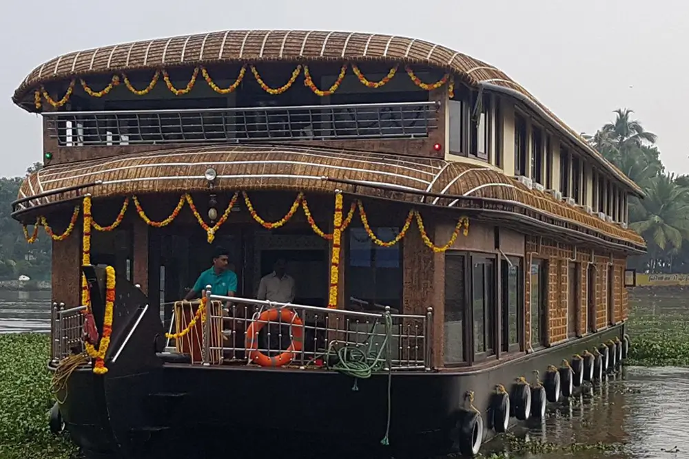 6 Bedroom Luxury Houseboat 11