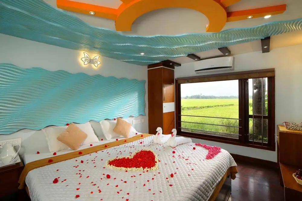 6 Bedroom Luxury Houseboat 12