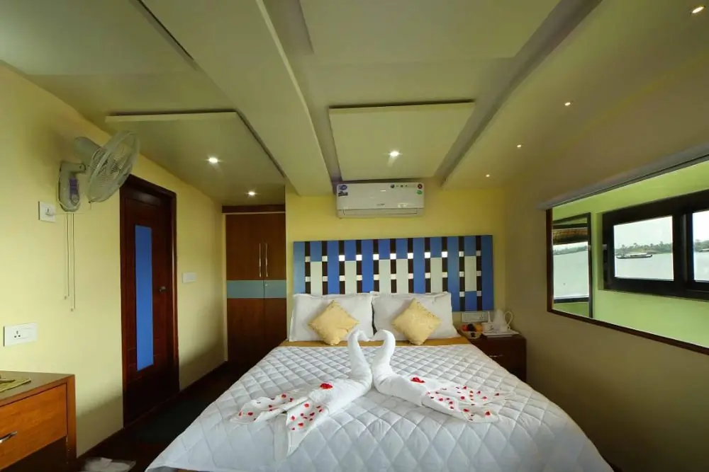 6 Bedroom Luxury Houseboat 13