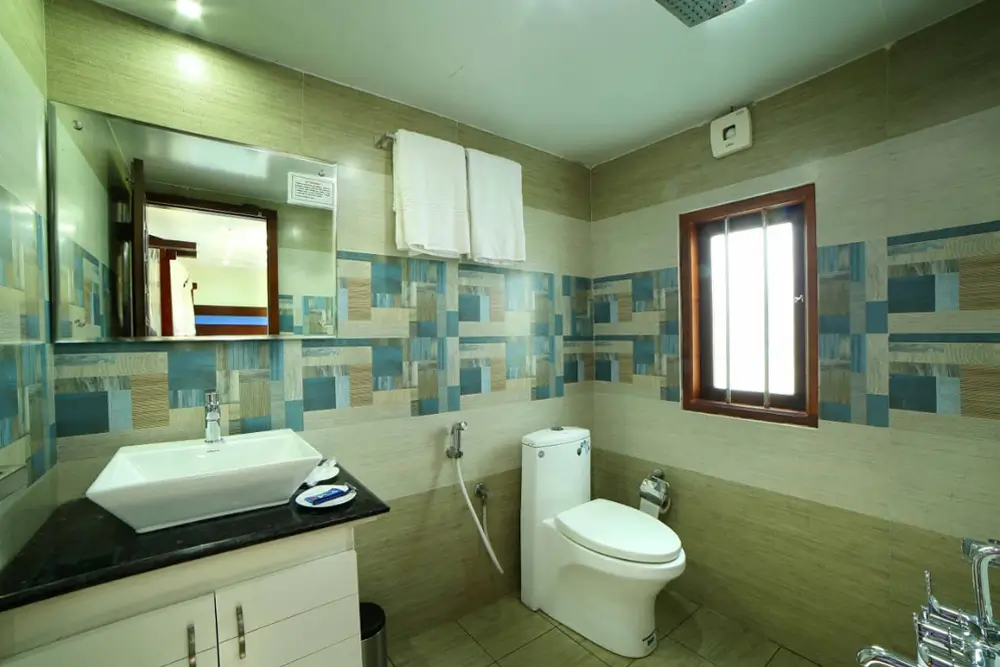 6 Bedroom Luxury Houseboat 6