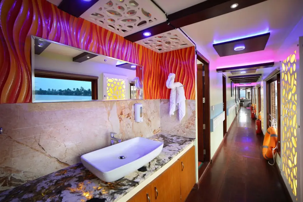 6 Bedroom Luxury Houseboat 7