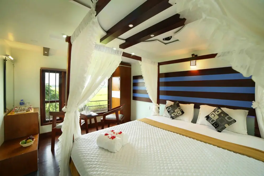 6 Bedroom Luxury Houseboat 8