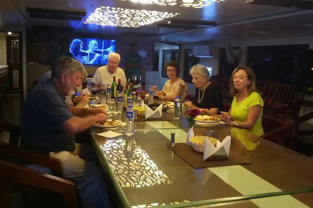 6 Bedroom Luxury Houseboat 9