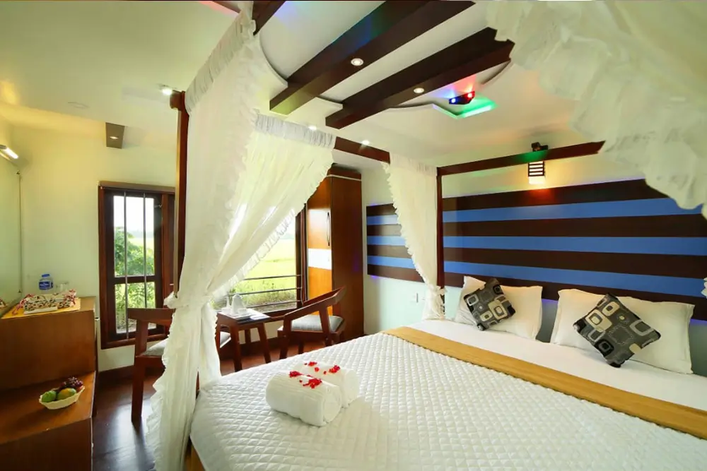 6 Bedroom Luxury Houseboat1