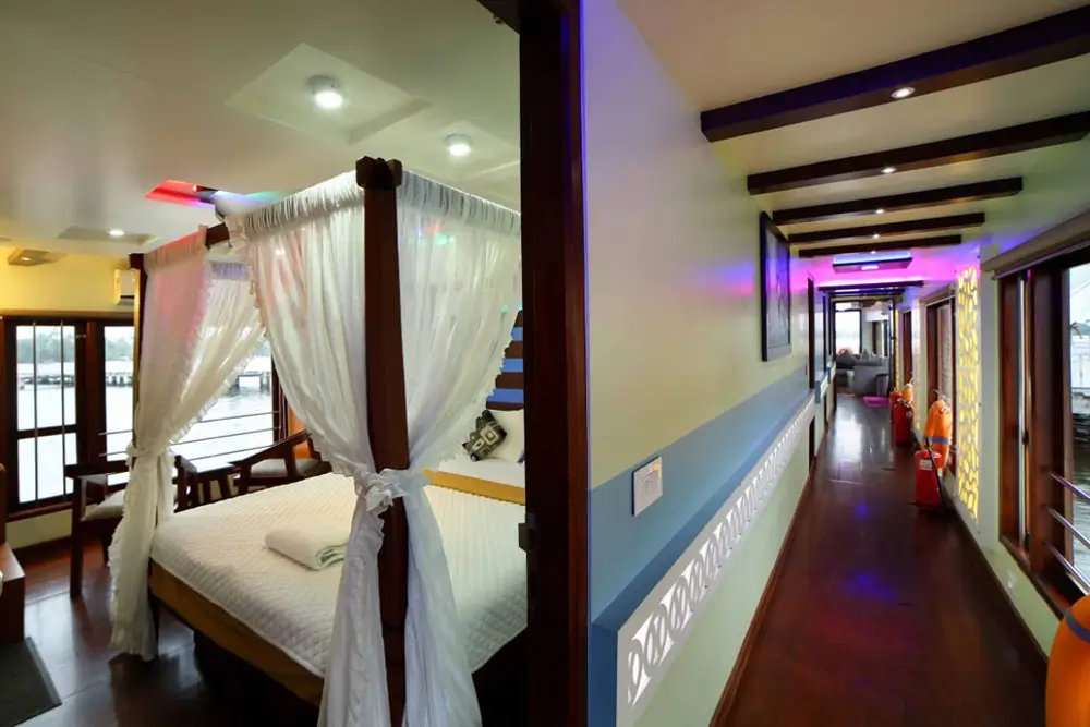 6 Bedroom Luxury Houseboat2