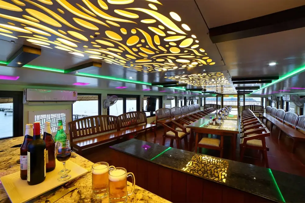 6 Bedroom Luxury Houseboat3