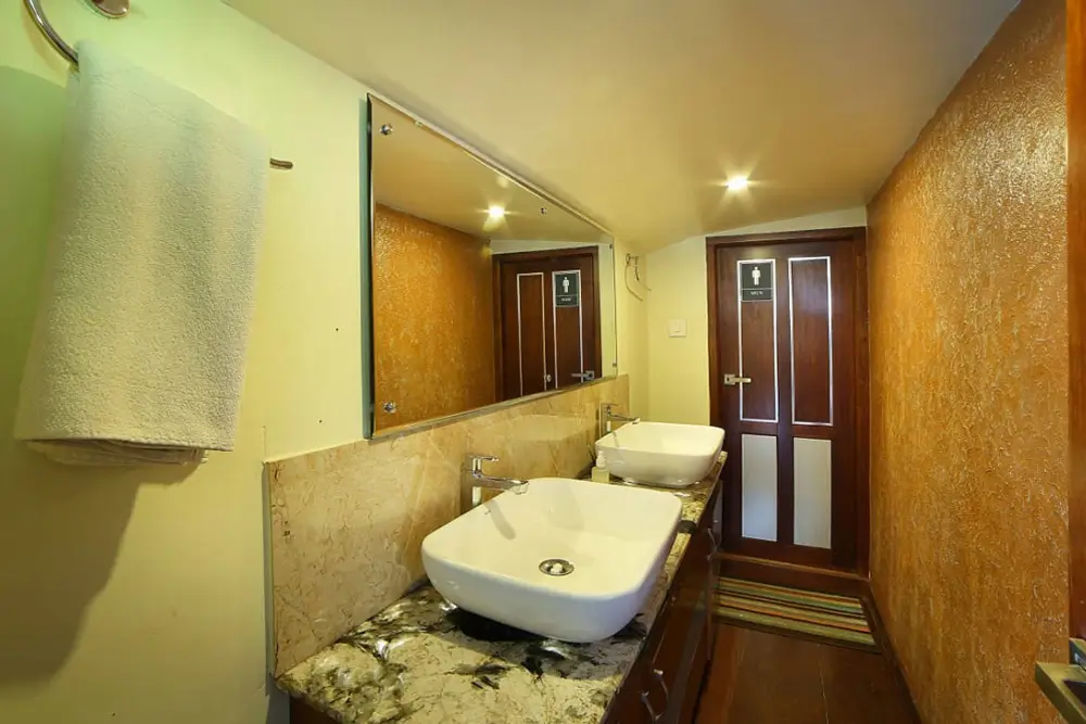 6 Bedroom Luxury Houseboat4