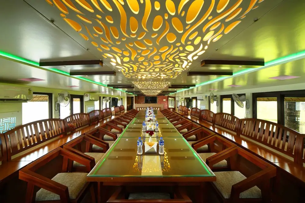 6 Bedroom Luxury Houseboat5