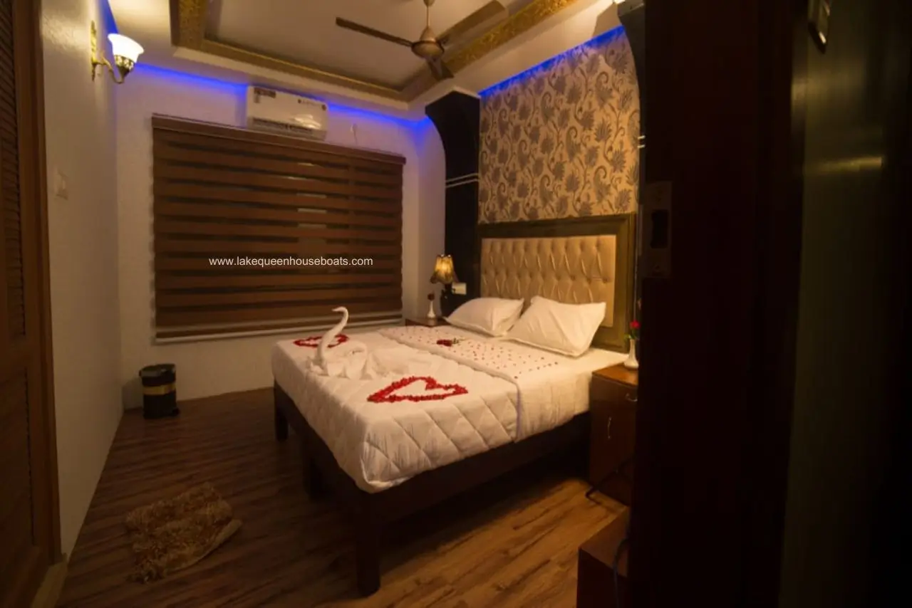 6 Bedroom Ultra Luxury Houseboat (5)