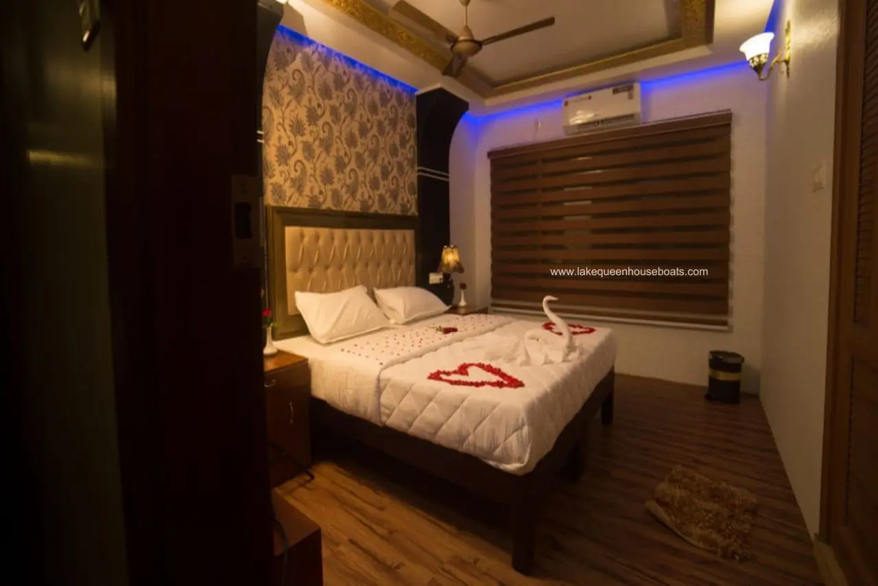 6 Bedroom Ultra Luxury Houseboat (6)