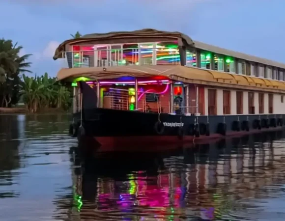 8 Bed room Deluxe Houseboat