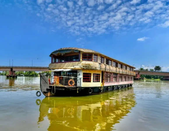 9 Bed room Deluxe Houseboat