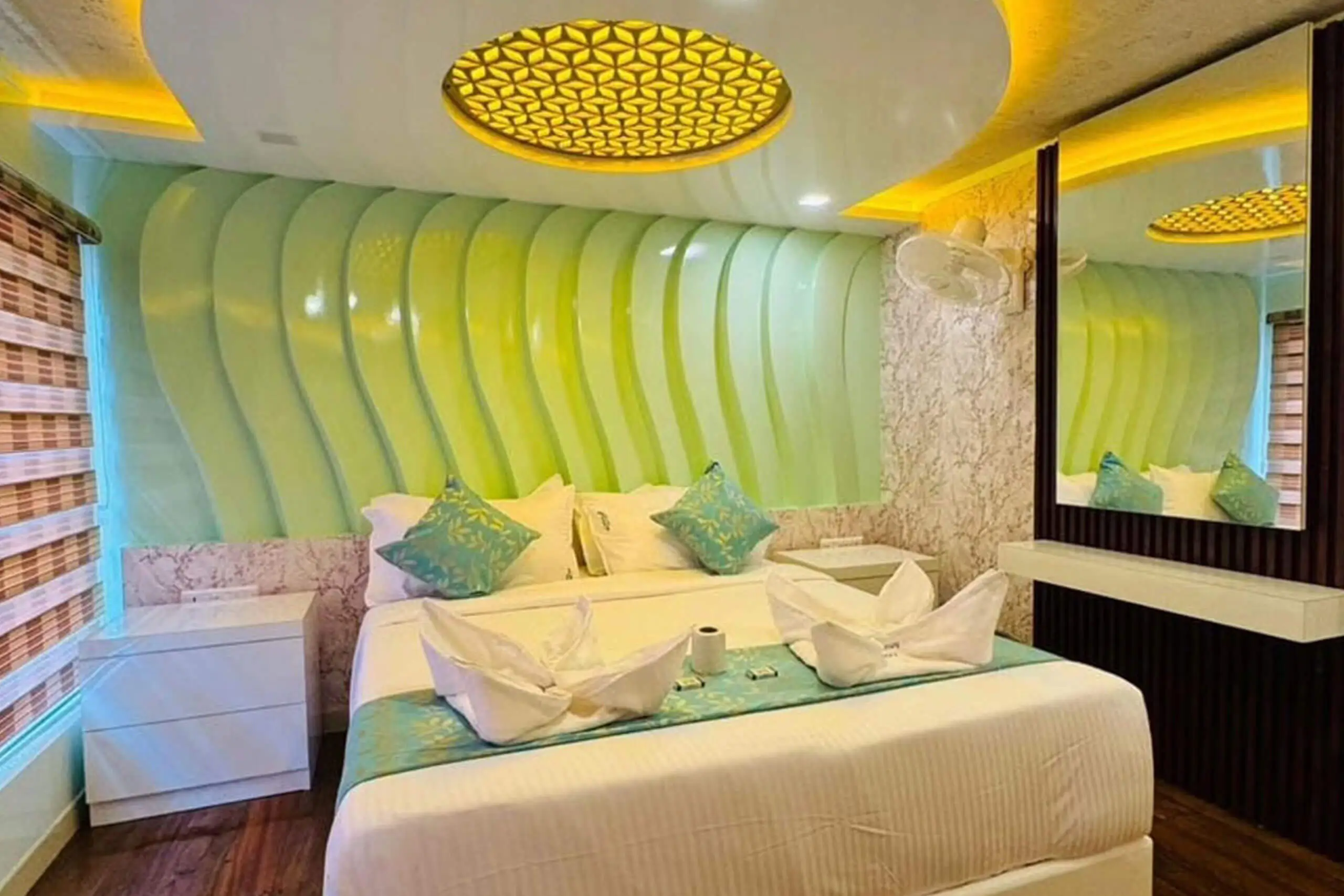 Luxury 7 Bedroom Houseboat