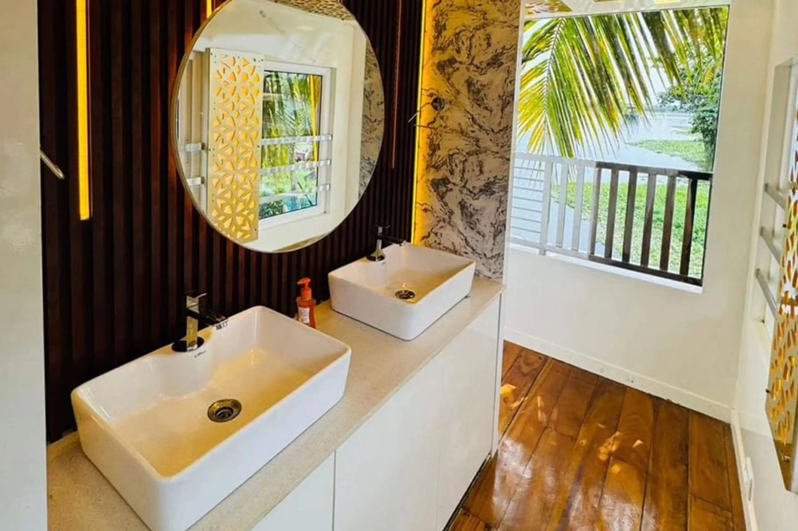Luxury 7 Bedroom Houseboat
