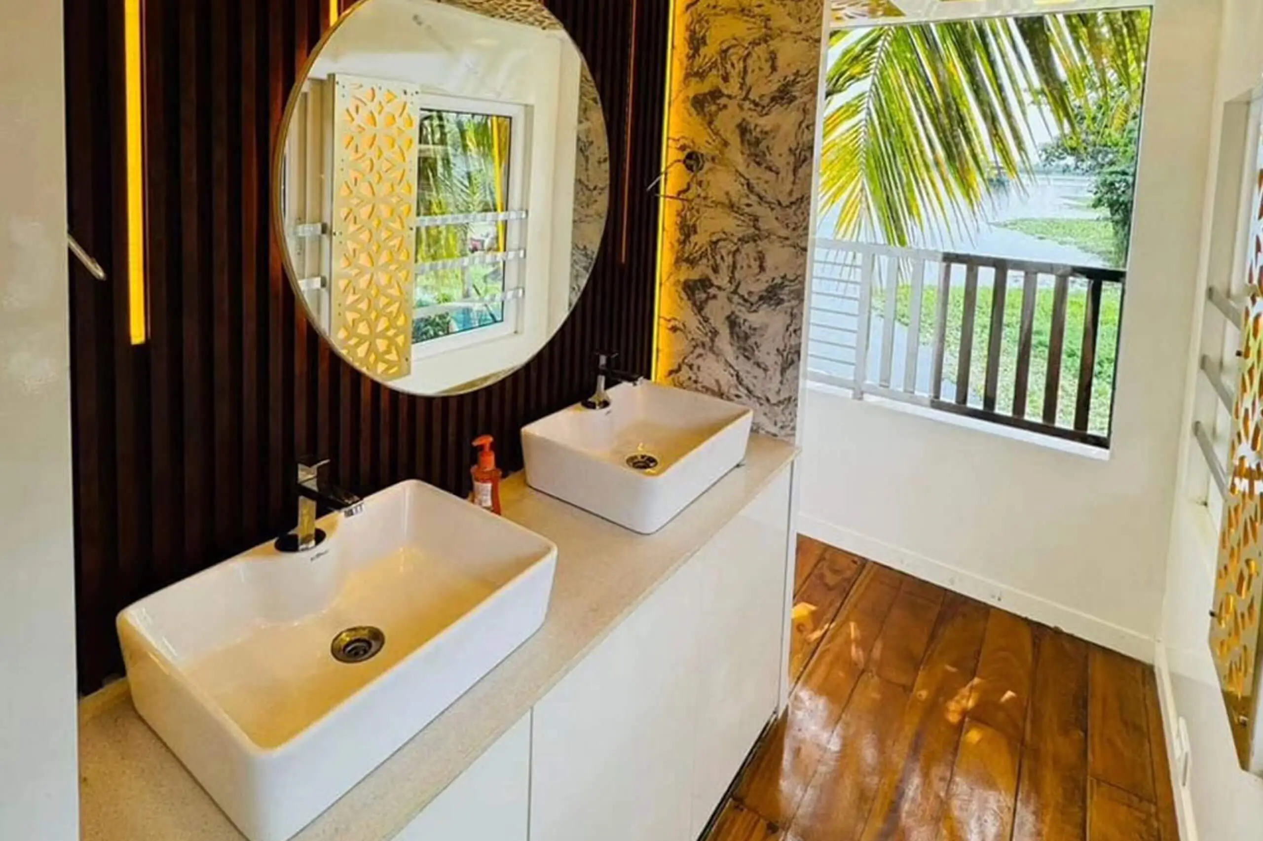 Luxury 7 Bedroom Houseboat